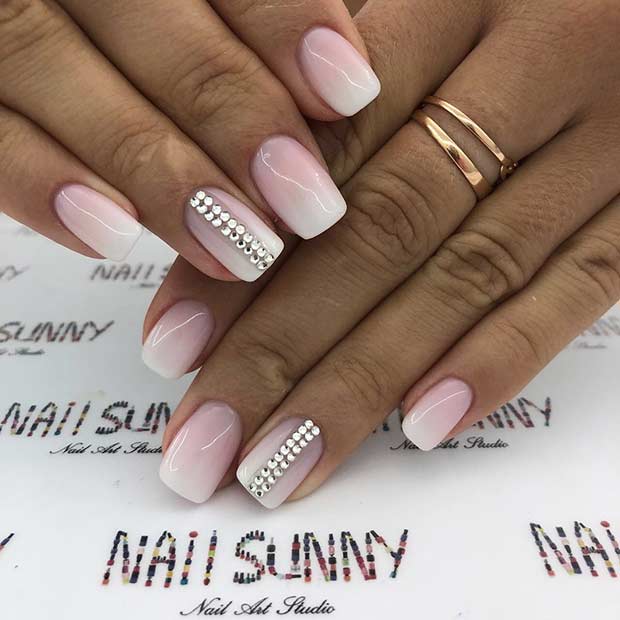 Γυμνό στο White Ombre Nails with Rhinestones