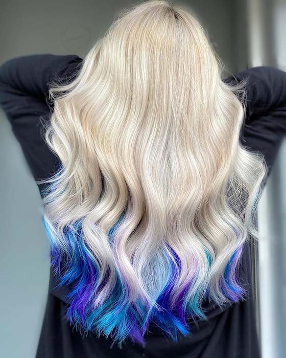 Ξανθά μαλλιά με μπλε φώτα