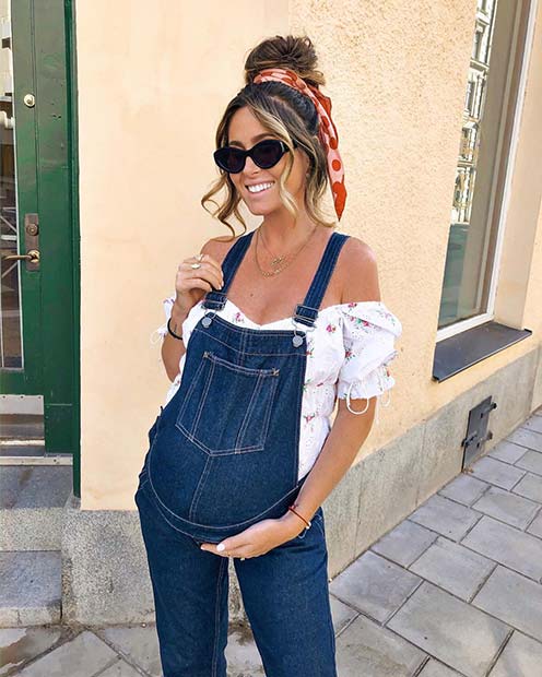 Idée de tenue de salopette en jean pour femme enceinte