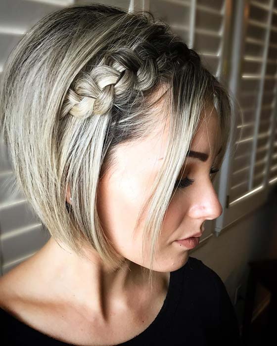 Coupe courte avec une tresse latérale