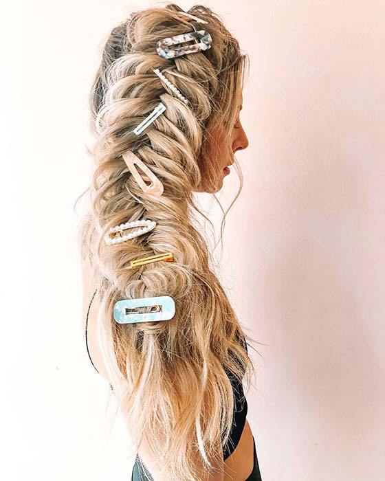 Grande tresse latérale accessoirisée pour cheveux longs