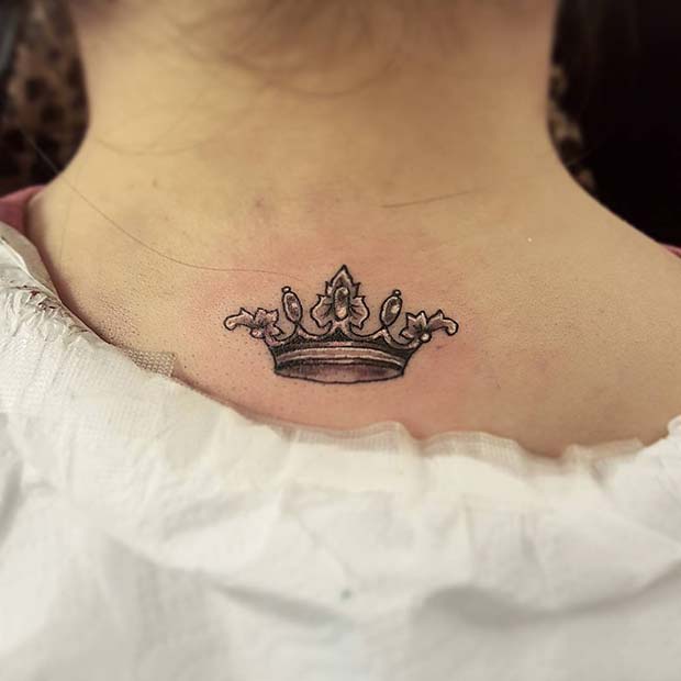 Χαριτωμένο σχέδιο τατουάζ με στέμμα