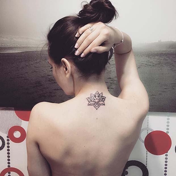 Petit tatouage de lotus à l'arrière du cou