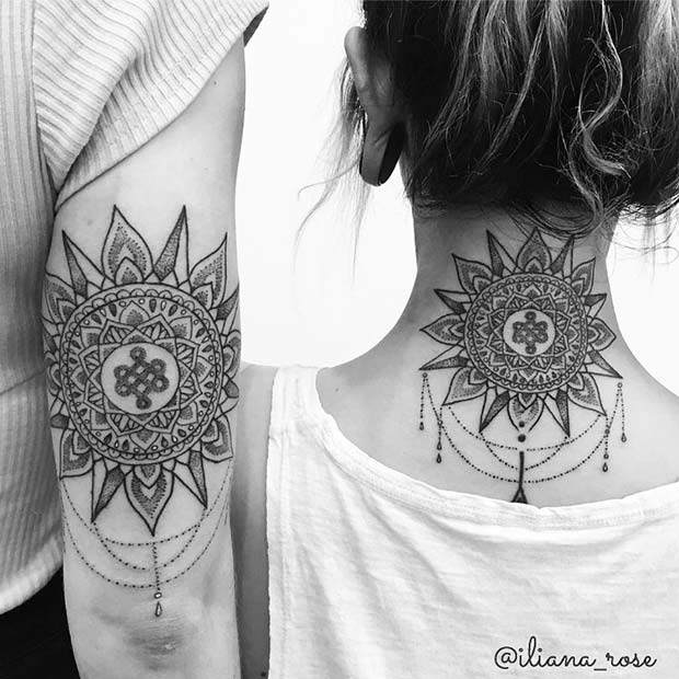 Superbe tatouage de soleil avec des breloques