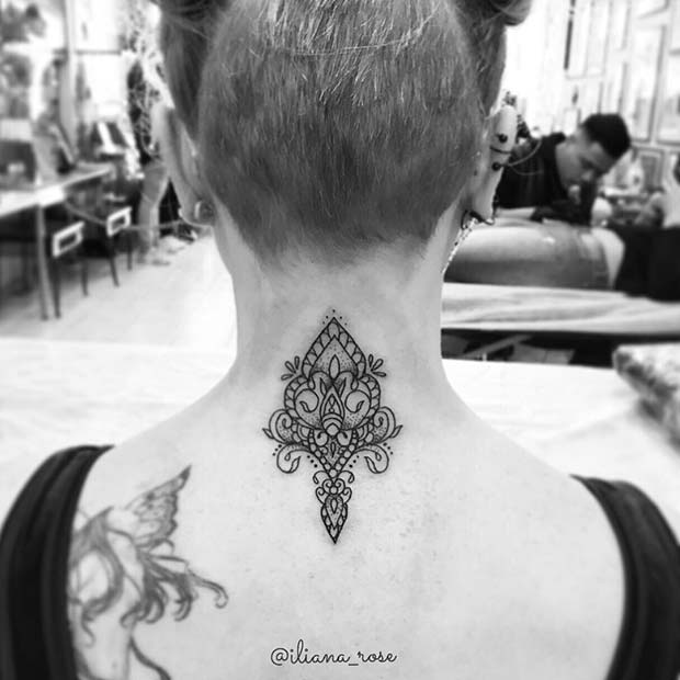 Joli tatouage à l'arrière du cou