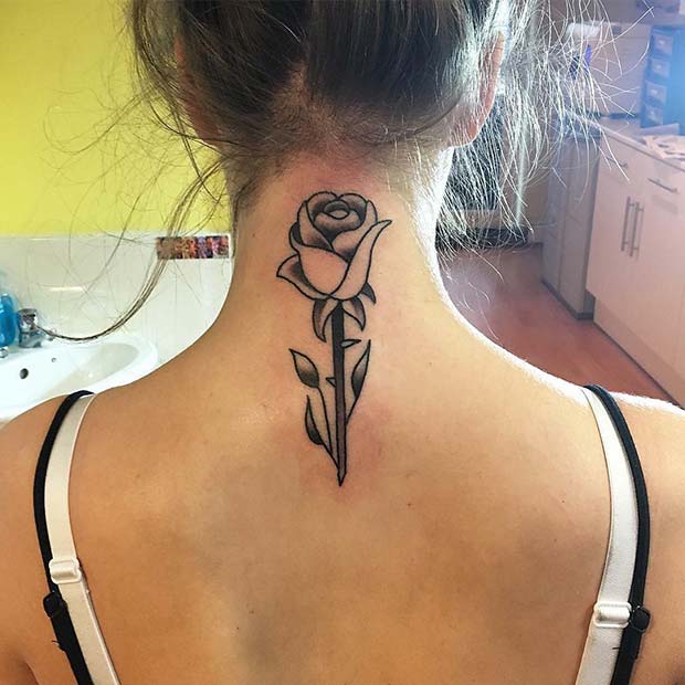 Grand tatouage de cou de rose