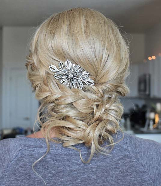 Updo tressé accessoirisé pour les idées de cheveux de demoiselle d'honneur