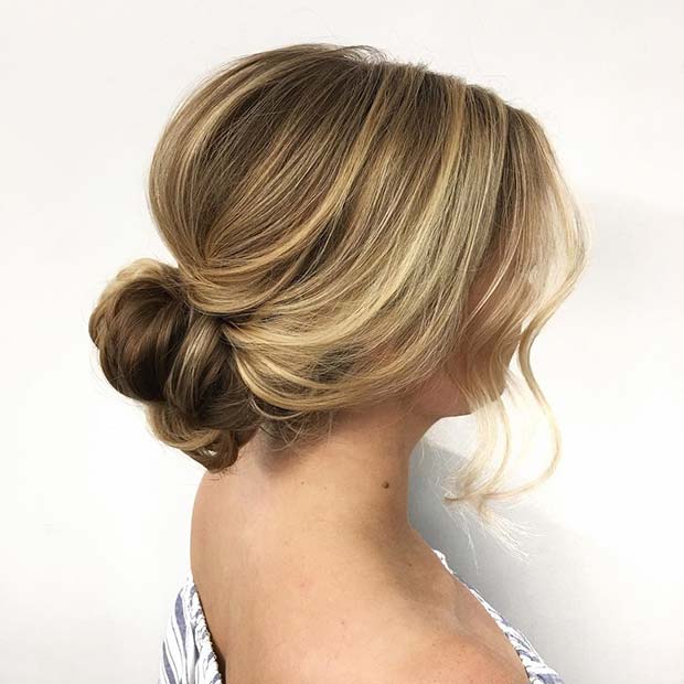 Chignon romantique en vrac pour les idées de cheveux de demoiselle d'honneur