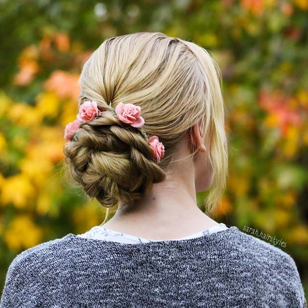 Chignon floral pour les idées de cheveux de demoiselle d'honneur