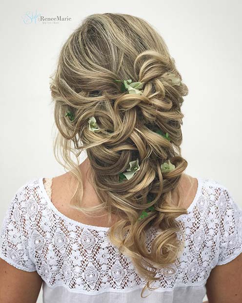 Style de cheveux floraux bouclés pour les idées de cheveux de demoiselle d'honneur