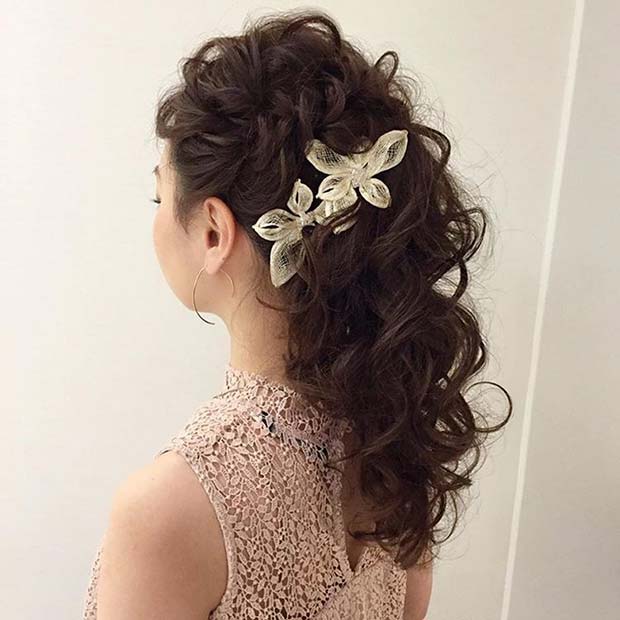 Curled Updo με αξεσουάρ για ιδέες μαλλιών παράνυμφων