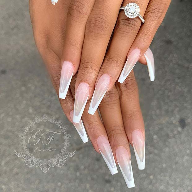 Ongles clairs avec pointes blanches