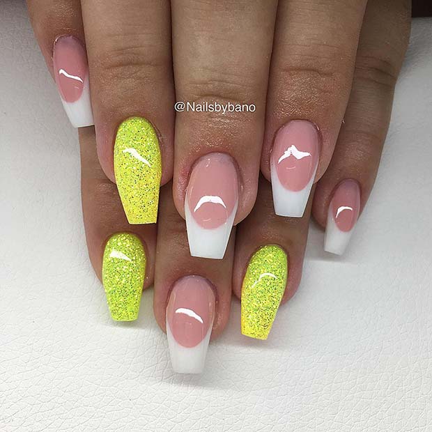 Ongles French Tip avec Paillettes Jaunes