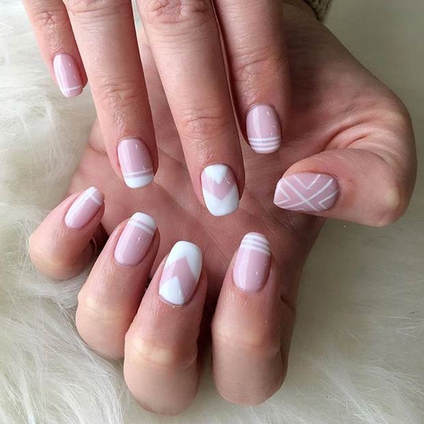 Conception d'ongles rose clair et blanc pour le bal