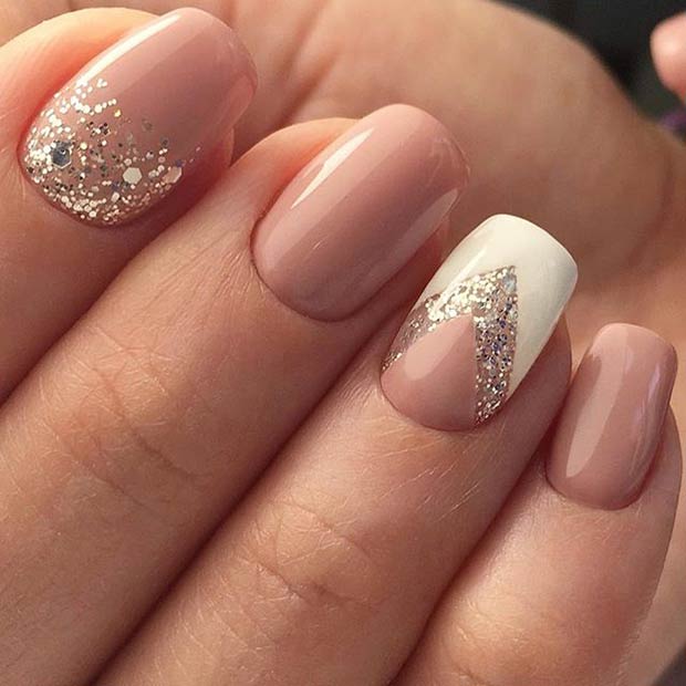 Conception d'ongles neutres et blancs brillants pour le bal