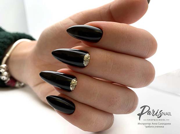 Ongles noirs avec un design chic de cuticules scintillantes