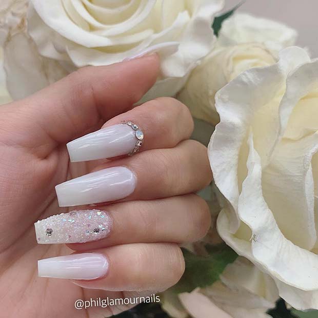 Ongles blancs avec cristaux et pierres précieuses