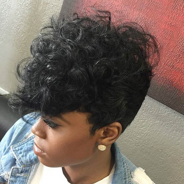 Coupe de cheveux courte en désordre et bouclée pour les femmes noires