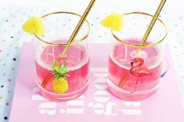 Idée de cocktail d'été fruité rose tropical mimosa pour femme