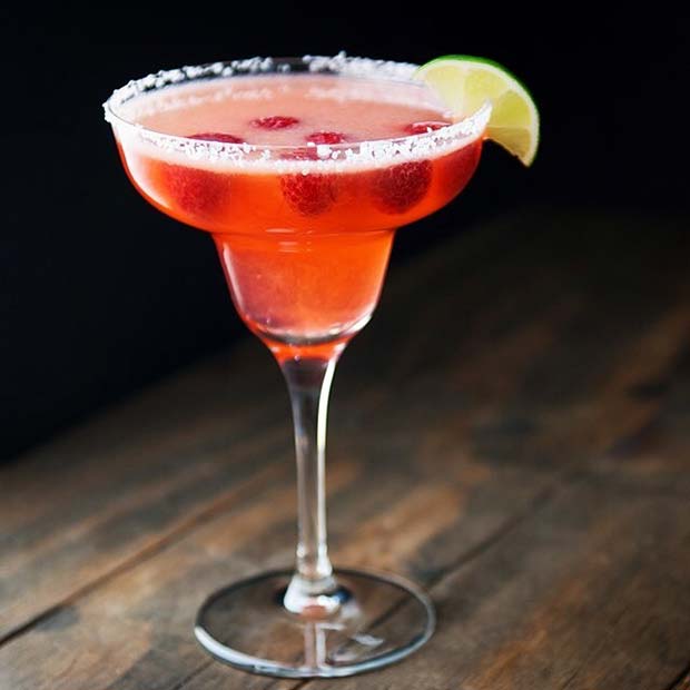 Cocktail d'été fruité Cadillac Margarita rose framboise pour femme