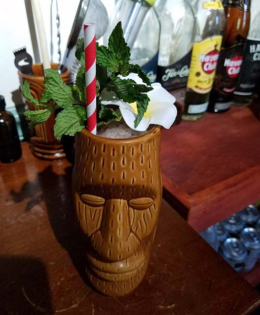 Idée de cocktail d'été fruité Tiki pour femme