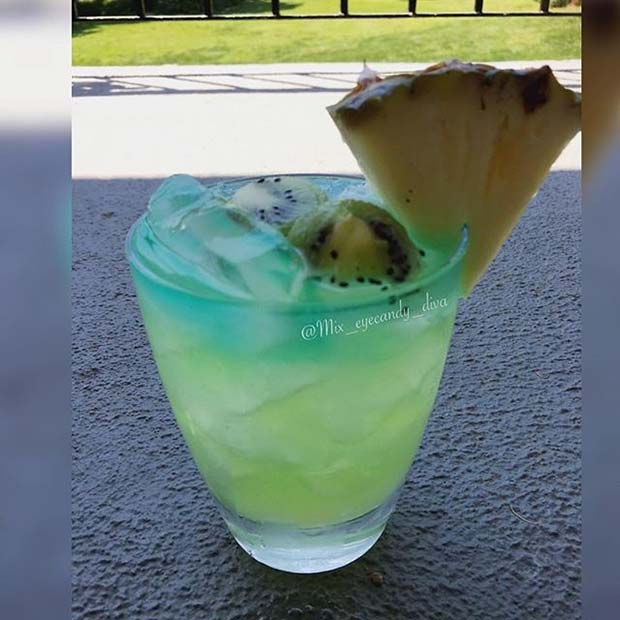 Idée de cocktail d'été fruité tropical aux Bahamas Blue Island pour femme