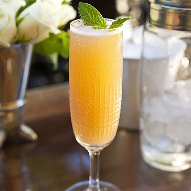 מימוזה שמפניה ותפוז לרעיון קוקטייל קיצי פירותי לנשים