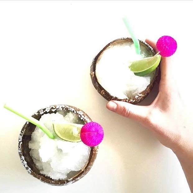 Idée de cocktail d'été fruité Margarita à la noix de coco pour femme