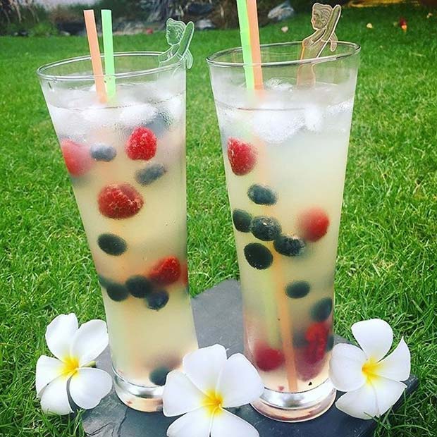 Idée de cocktail d'été fruité au rhum, limonade et baies pour femme