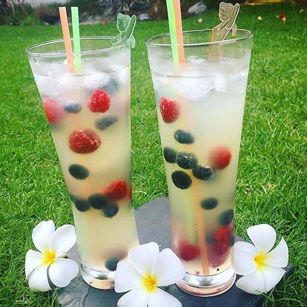 Idée de cocktail d'été fruité au rhum, limonade et baies pour femme