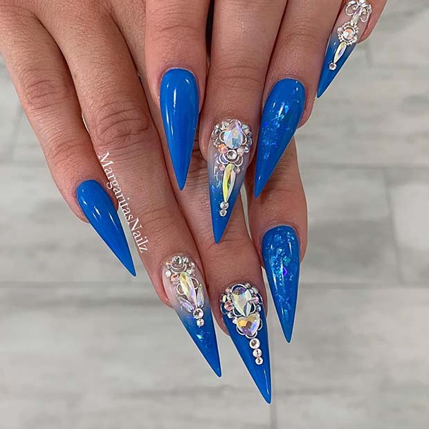 Ongles bleus éclatants avec strass