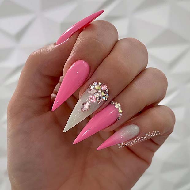 Idée d'ongles stiletto rose glam