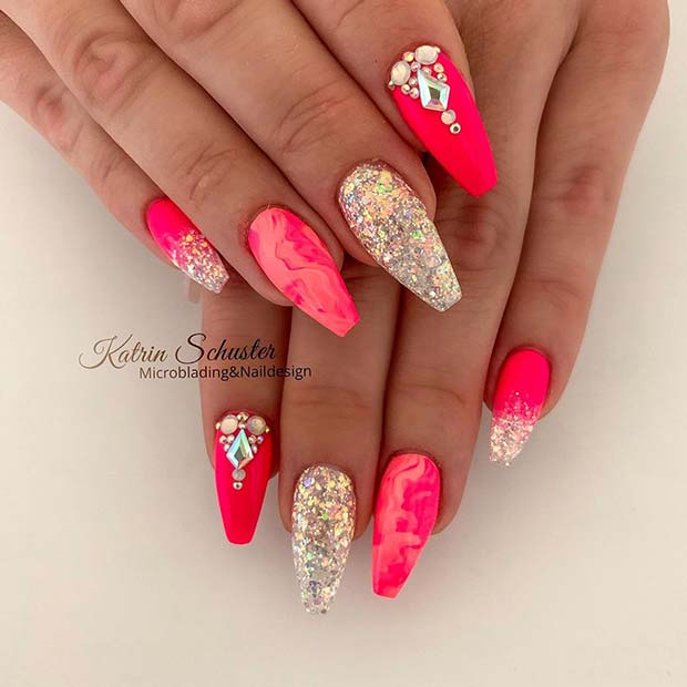 Ongles de cercueil roses avec des diamants et de l'art en marbre