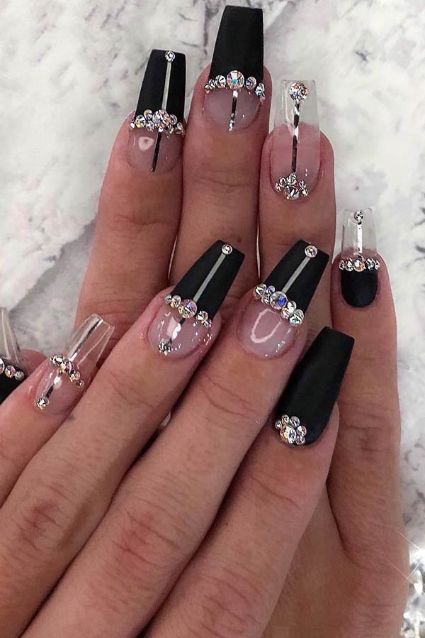 Ongles noirs mats avec strass