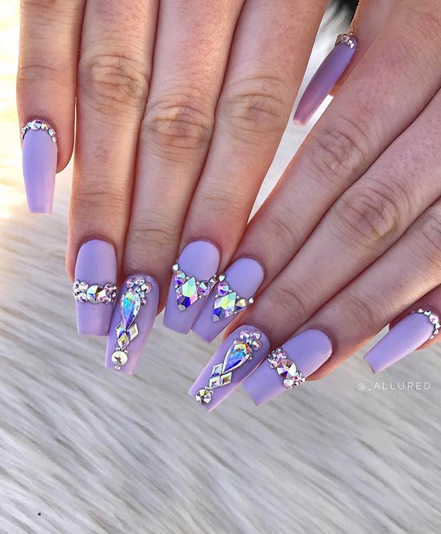 Ongles violets mats avec diamants