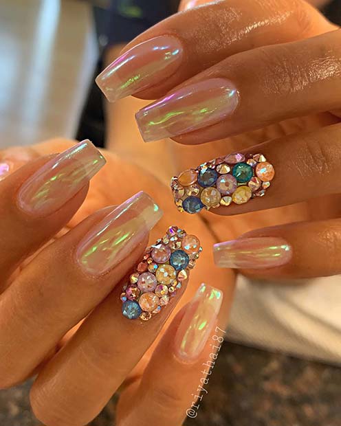 Ongles irisés avec de beaux diamants