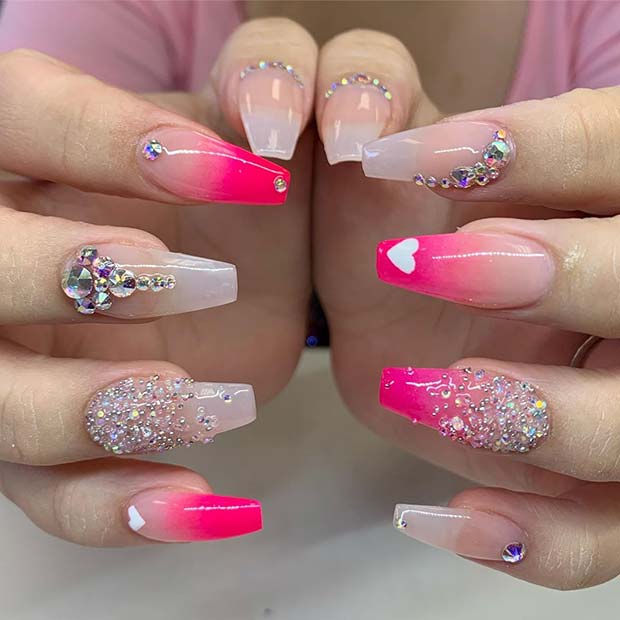 Ongles roses brillants avec des cristaux