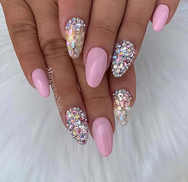 Ongles courts roses avec strass