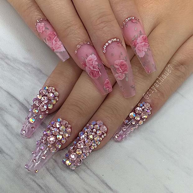 Conception d'ongles avec des roses et des diamants