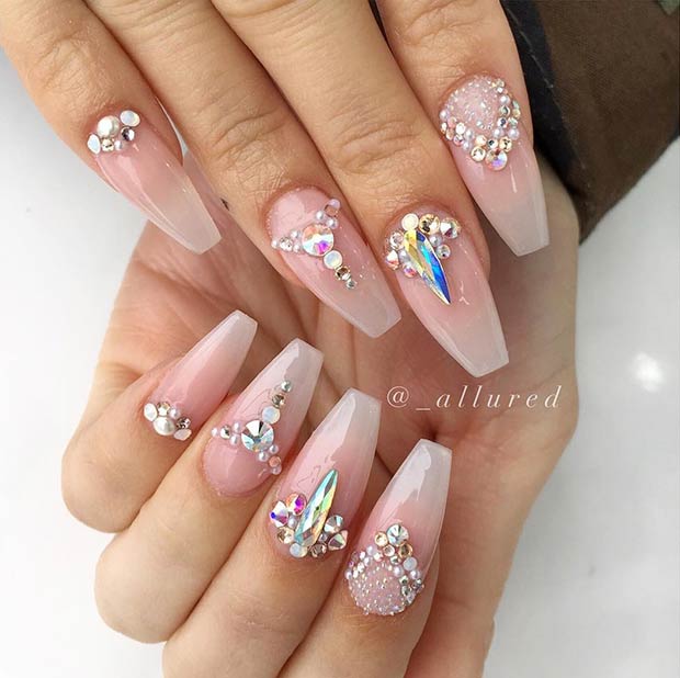 Ongles de cercueil nus avec strass