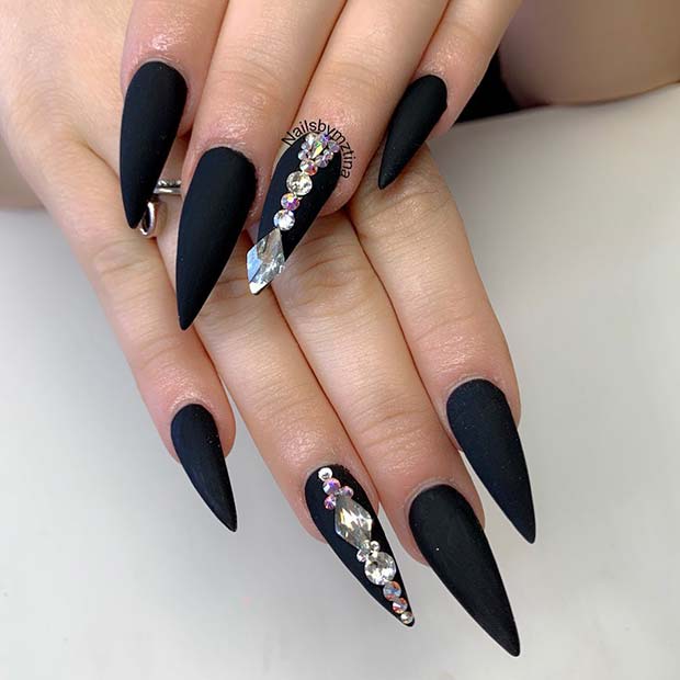 Ongles Stiletto mats avec diamants