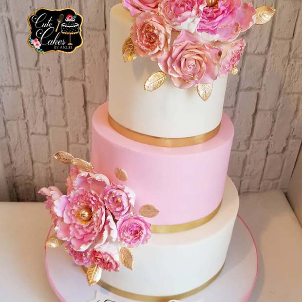 Superbe gâteau rose et blanc avec des fleurs