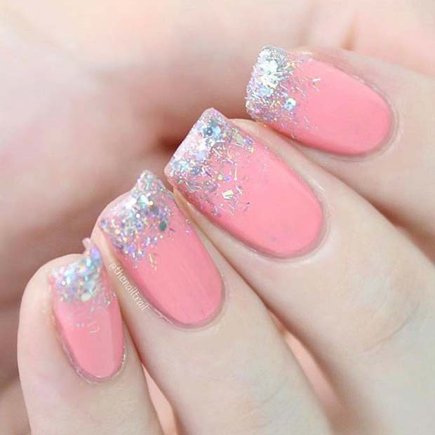 Ροζ μανικιούρ με ασημί Glitter Tips για Glitter Nail Design Idea