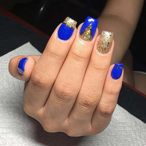 Μπλε μανικιούρ με διαφορετικά σχέδια χρυσού Glitter για ιδέες σχεδιασμού νυχιών με λάμψη