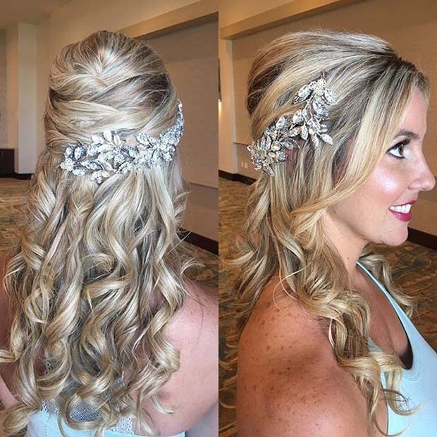 Cheveux mi-longs bouclés avec accessoire pour idée de cheveux de mariage