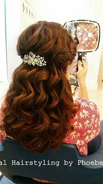 Idée de mariage de cheveux bouclés avec accessoire glamour