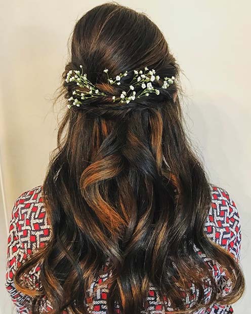 Idée florale de cheveux de mariage ondulés à mi-hauteur