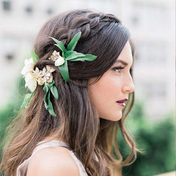 Idée florale de cheveux de mariage tressés à moitié