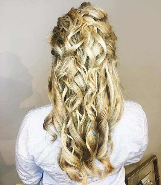 Cheveux mi-longs bouclés avec du volume pour une idée de cheveux de mariage