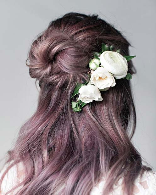 Demi-chignon avec des fleurs pour une idée de cheveux de mariage